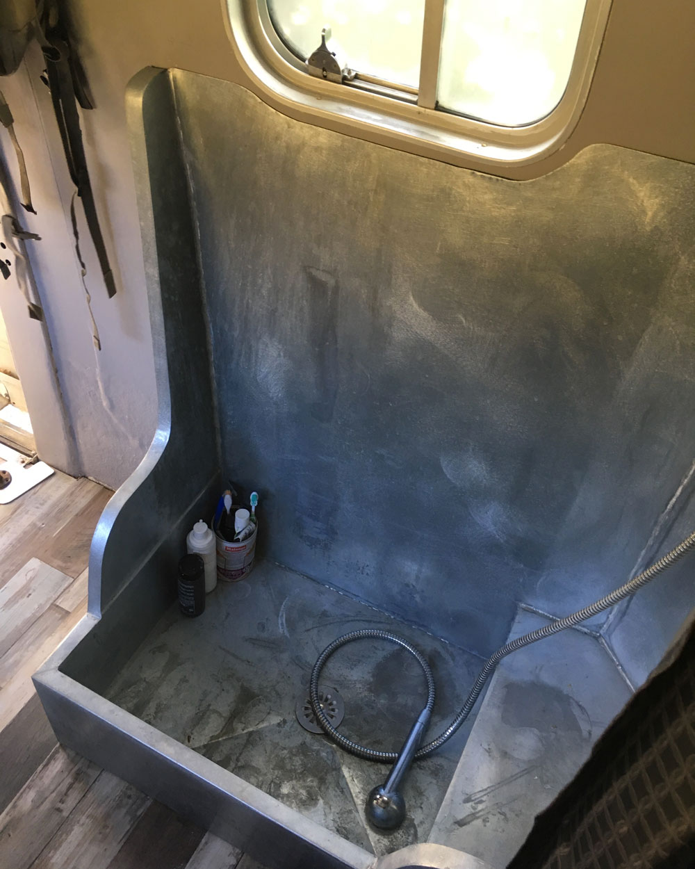Cabine de douche en zinc, fourgon aménagé camping-car