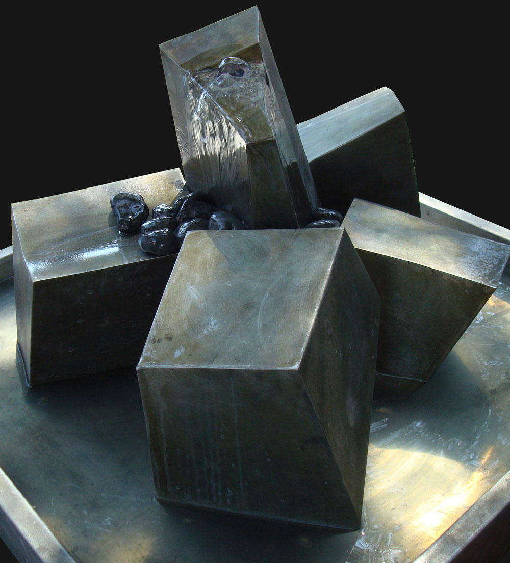 Fontaine zinc représentant un chaos de blocs d'ou jaillit l'eau, dimensions: 1m x 1m