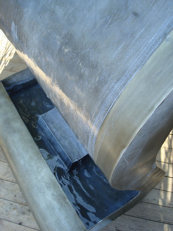 Détail courbe fontaine zinc en forme de vague ou 's', hauteur 2 mètres