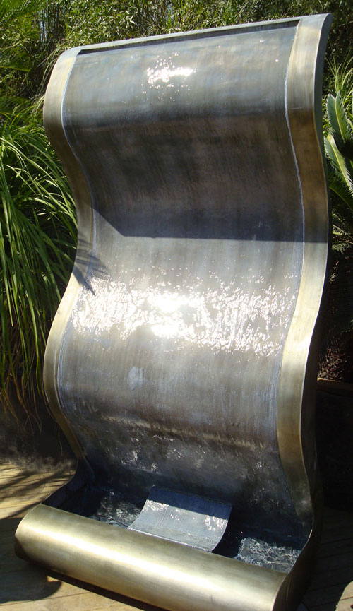 Fontaine zinc en forme de vague ou 's', hauteur 2 mètres